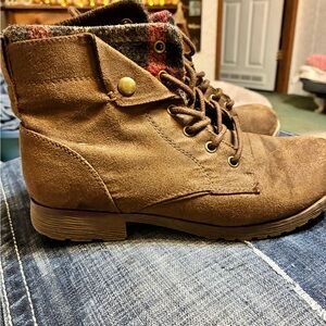 Rock & Candy Brown Textured Ankle Boots